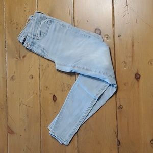 Amercian eagle, light wash skinny jeans, size 4 long
